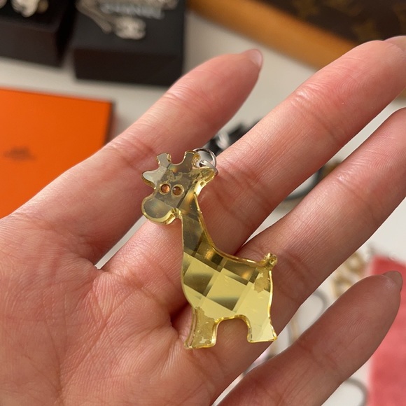 Swarovski yellow giraffe crystal preowned comes W a leather strap - Picture 7 of 7